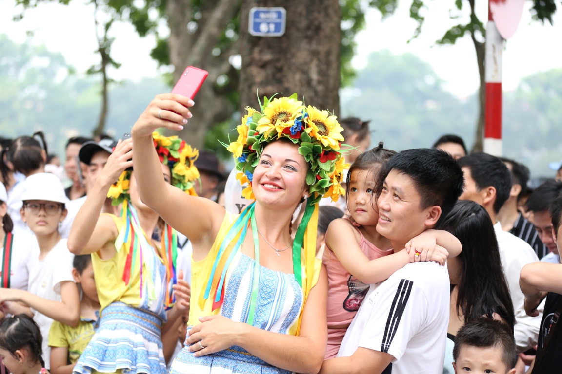 Chen[-]chân[-]ngắm[-]các[-]vũ[-]công[-]Carnival[-]khuấy[-]động[-]phố[-]đi[-]bộ[-]Hà[-]Nội